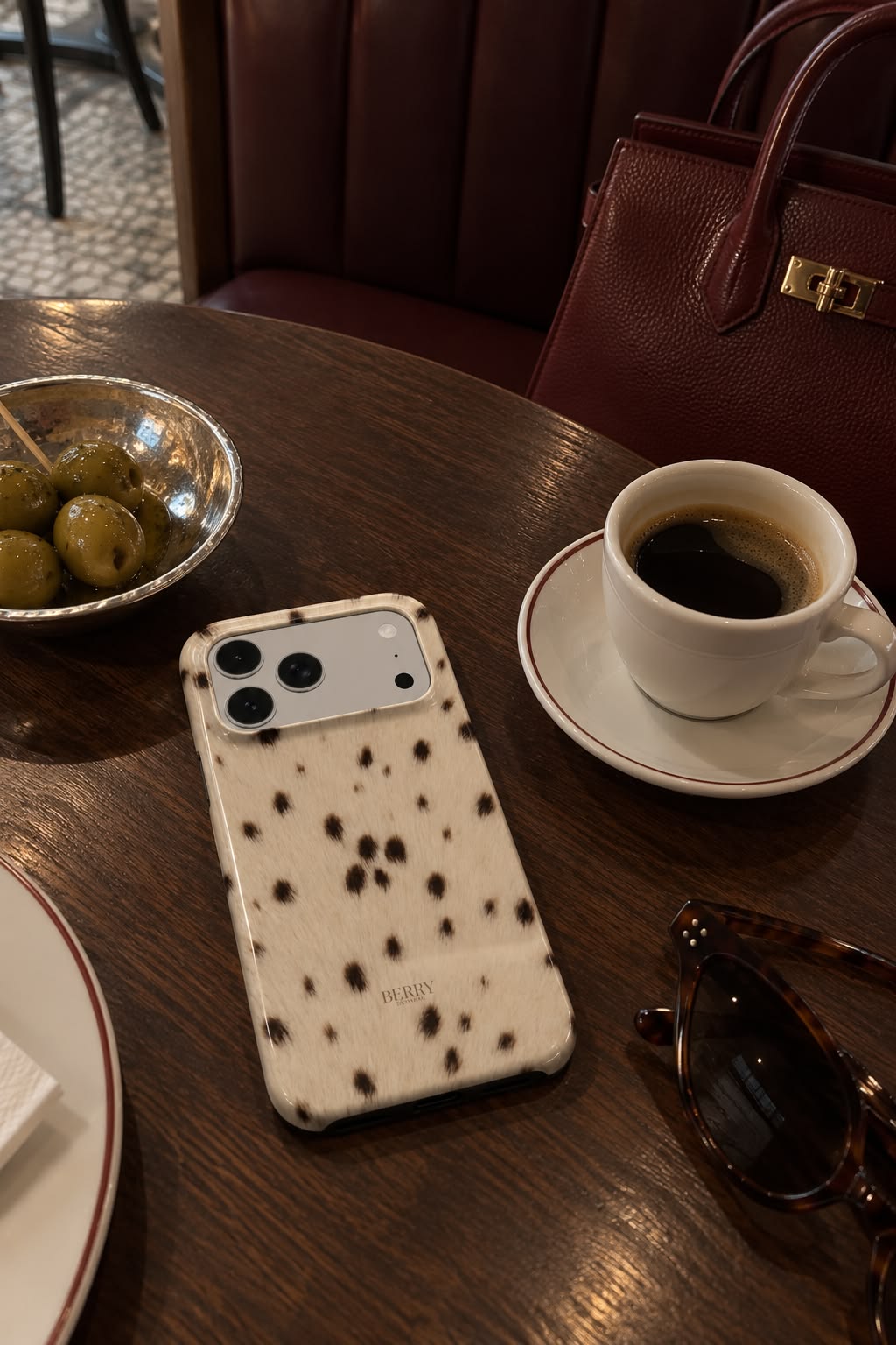Funda para iPhone con diseño elegante color: marrón – Soft Spot