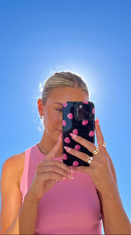 Lyserødt iPhone-cover med stilrent design, designet Raspberry Kisses Midnight