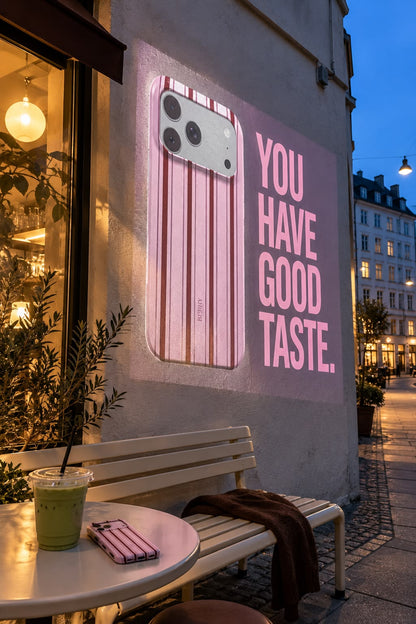 Bordeaux iPhone-cover med stribet design – Pink Fifth